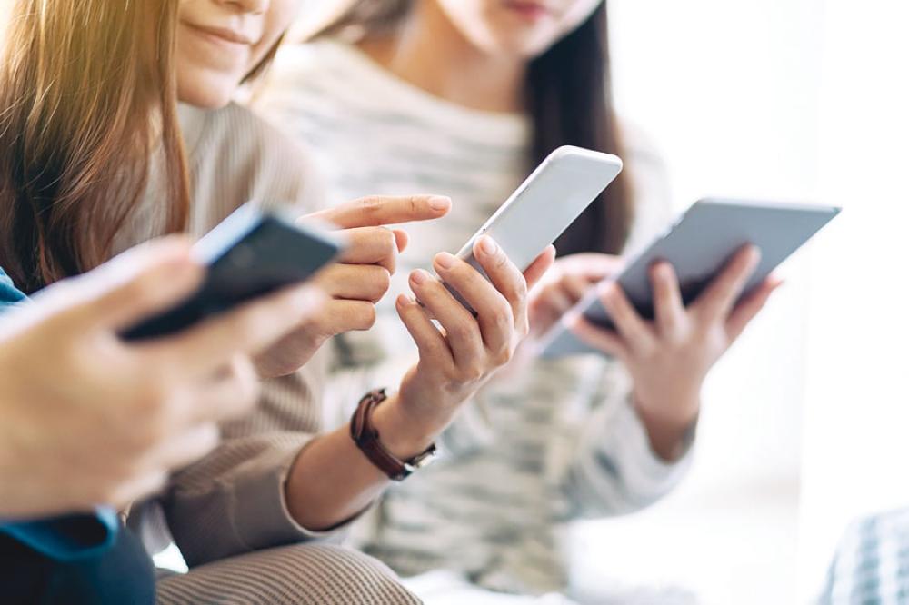ليه بتتعب من التليفون؟ علامات إدمان رقمي ما بتاخدش بالك منها!